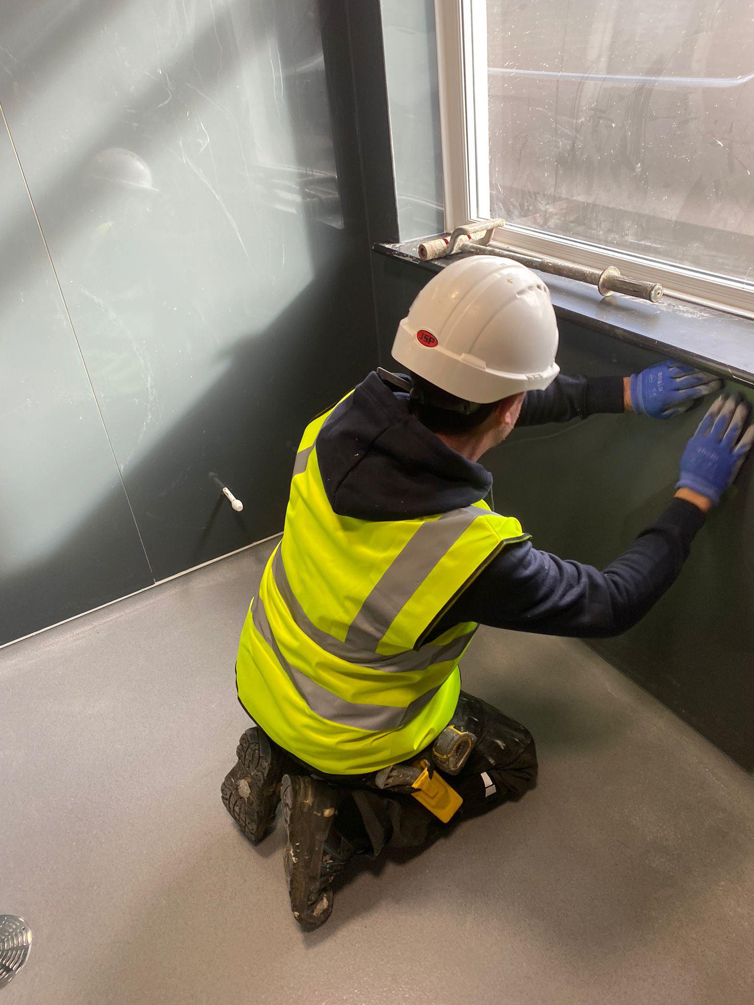 Installation for Hygienic wall cladding